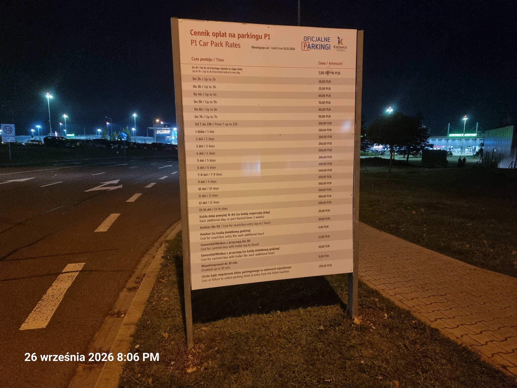 Tablica z cennikiem przy wjeździe na parking P1 lotniska Katowice-Pyrzowice