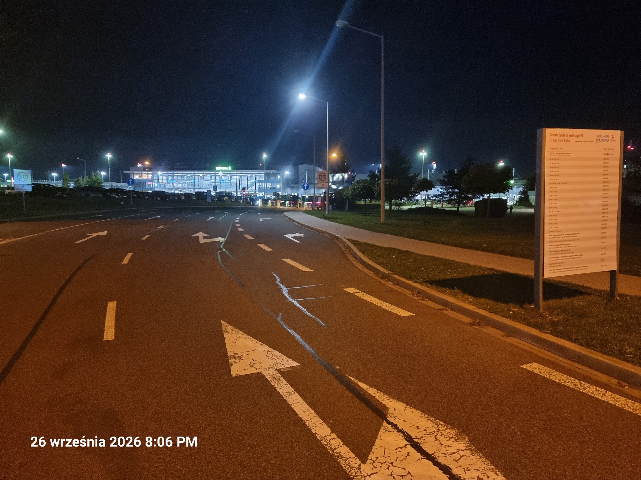 Wjazd w kierunku terminali Katowice Airport w Pyrzowicach – widok z perspektywy kierowcy